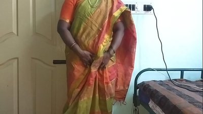 இந்திய தேசி பணிப்பெண் வீட்டு உரிமையாளரிடம் தனது இயற்கையான மார்பகங்களைக் காட்டினார்